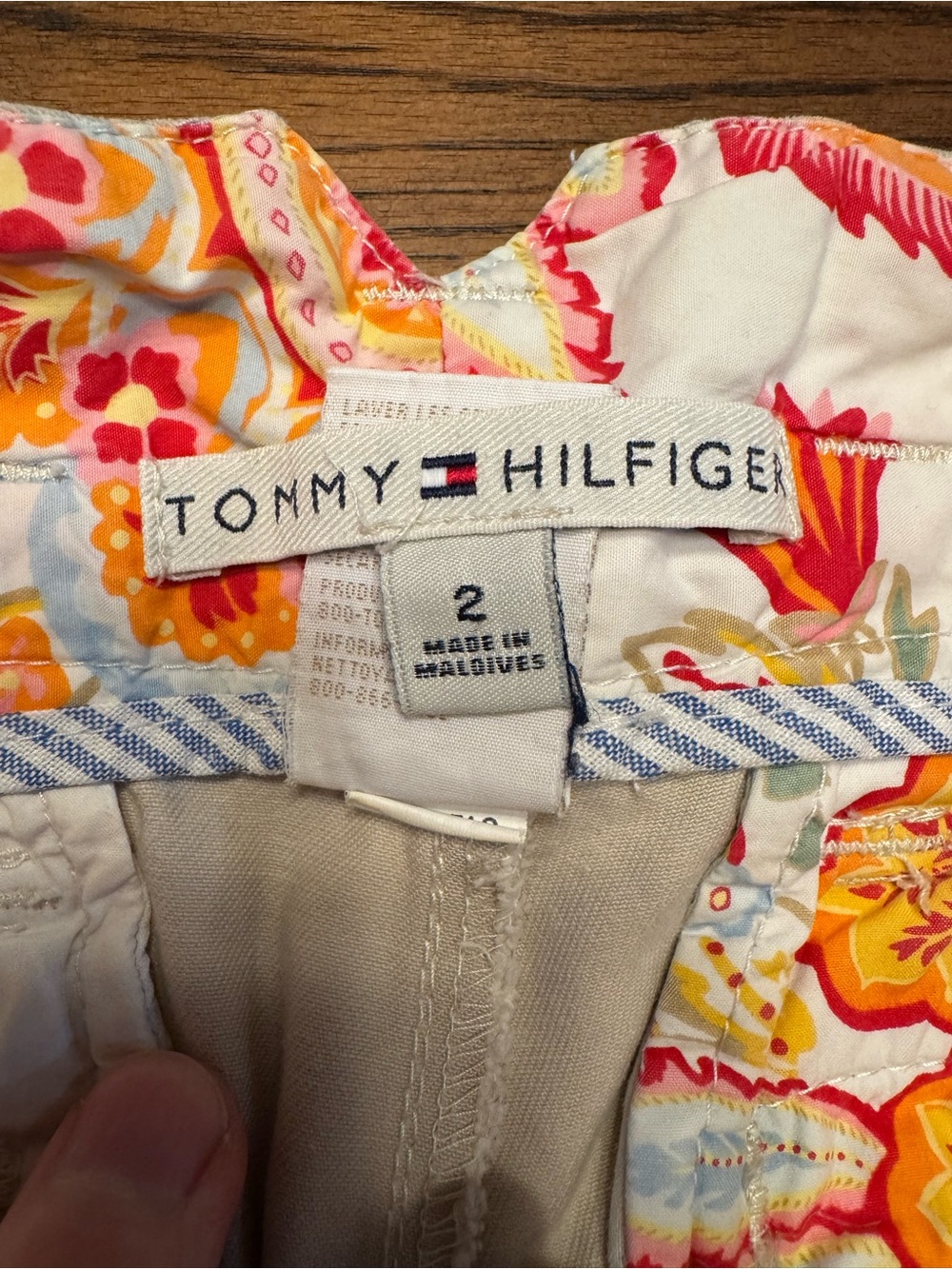 Tommy Hilfiger Women's Khaki Capri Pants Size 2 Low Rise - Picture 2 of 15